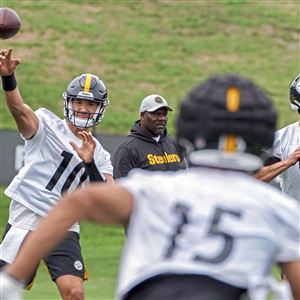 Pittsburgh Steelers quarterback Mason Rudolph (2) participates in the NFL  football team's training camp workout in Latrobe, Pa., Tuesday, Aug. 1,  2023. (AP Photo/Barry Reeger Stock Photo - Alamy