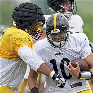 Pittsburgh Steelers tight end Connor Heyward (83) makes a catch during  practice at NFL football training camp in Latrobe, Pa., Monday, Aug. 15,  2022. (AP Photo/Keith Srakocic Stock Photo - Alamy