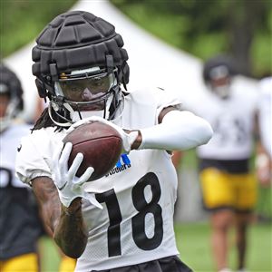 Latrobe, PA, USA. 28th July, 2022. July 28th, 2022: Benny Snell #24 during  the Pittsburgh Steelers Training Camp in Latrobe, PA. Mike J. Allen/BMR  (Credit Image: © Mike J. Allen/BMR via ZUMA