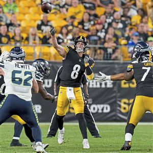 Photo: Steelers Kenny Pickett Throws in Fourth Quarter of 13-10 Win -  PIT2022122414r 