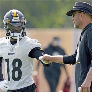 Photo: Steelers Steven Sims Returns Punt 36 Yards - PIT2022081312