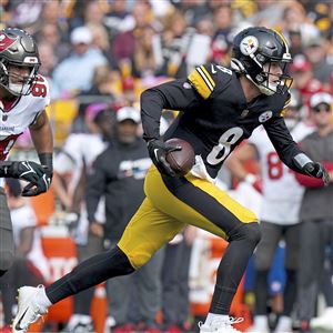 Photo: Steelers Steven Sims Returns Punt 36 Yards - PIT2022081312