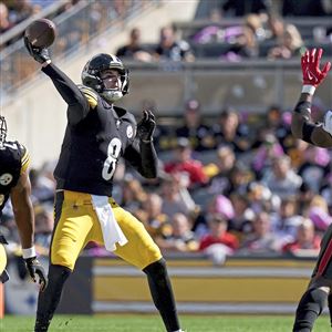 Tyreek Hill flashed gymnastics skills against the Steelers