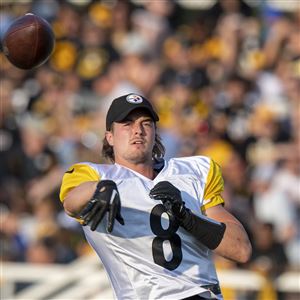 JAN 8th, 2023: Kenny Pickett #8 during the Steelers vs Browns game in  Pittsburgh, PA. Jason Pohuski/CSM/Sipa USA(Credit Image: © Jason  Pohuski/Cal Sport Media/Sipa USA Stock Photo - Alamy