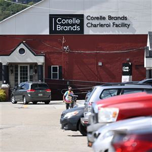 A federal judge has denied a request to halt the closure of a glass factory in Charleroi, which is scheduled to start next month.