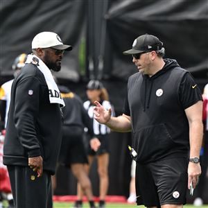 Steelers coach Mike Tomlin talks to new offensive coordinator Arthur Smith during OTA practice at the UPMC Rooney Sports Complex on the South Side Tuesday, May 21, 2024. (Sebastian Foltz/Post-Gazette)