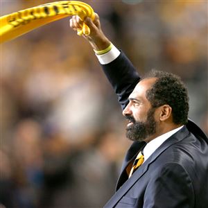 Steelers honor Franco Harris, cap emotional night with storybook