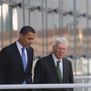 At public viewing, fans and dignitaries pay respects to Dan Rooney