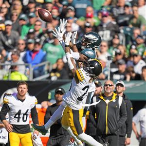 PHILADELPHIA, PA - OCTOBER 30: Pittsburgh Steelers Safety Terrell Edmunds  (34) warms up before the game between the Pittsburgh Steelers and  Philadelphia Eagles on October 30, 2022 at Lincoln Financial Field in