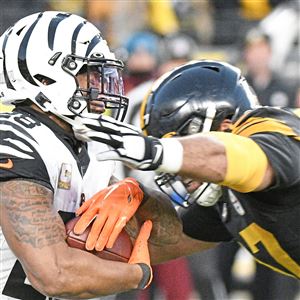 Pittsburgh, Pennsylvania, USA. 20th Nov, 2022. November 20th, 2022  Cincinnati Bengals running back Joe Mixon (28) and Cincinnati Bengals  running back Samaje Perine (34) celebrate after scoring a touchdown during  Pittsburgh Steelers