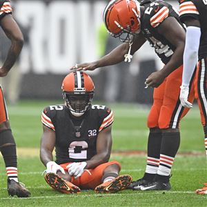 Cleveland Browns guard Wyatt Teller (77) blocks during an NFL football game  against the Pittsburgh Steelers in Pittsburgh, Monday, Sept. 18, 2023. (AP  Photo/Gene J. Puskar Stock Photo - Alamy