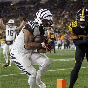 Cincinnati Bengals running back Samaje Perine (34) runs with the ball  during an NFL football game agains the Pittsburgh Steelers, Sunday, Sep.  11, 2022, in Cincinnati. (AP Photo/Kirk Irwin Stock Photo - Alamy