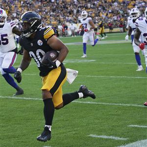 Pittsburgh Steelers offensive tackle Dan Moore Jr. (65) lines up for the  play during an NFL football game against the Cincinnati Bengals, Sunday,  Nov. 28, 2021, in Cincinnati. (AP Photo/Emilee Chinn Stock