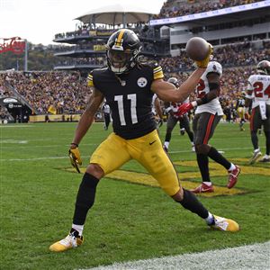 Pittsburgh Steelers wide receiver Steven Sims comes off the field before  drills during practice at their NFL football training camp facility in  Latrobe, Pa., Wednesday, July 27, 2022. (AP Photo/Keith Srakocic Stock