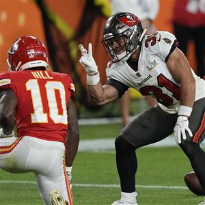 Bucs' Antoine Winfield gets 'peace' sign from fans after Super Bowl gesture