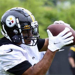 Pittsburgh Steelers quarterback Kenny Pickett takes a photo with fans  following the NFL football team's training camp workout in Latrobe, Pa.,  Friday, July 28, 2023. (AP Photo/Gene J. Puskar Stock Photo - Alamy