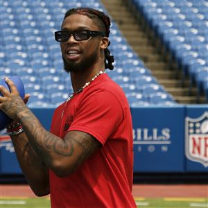 Damar Hamlin presents Buffalo Bills training staff life with an award, Sports