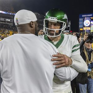Steelers head coach Mike Tomlin greets New York Jets quarterback Aaron Rodgers (8) after their game Sunday, Oct. 20, 2024, in Pittsburgh. 
