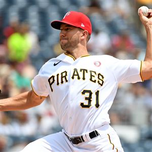 Yankees acquire reliever Holmes from Pirates