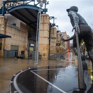 Reds rookie Elly De La Cruz, who looks like an Oneil Cruz clone, a gate  attraction for Pirates