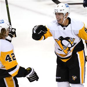Penguins give away another late lead and spoil Kasperi Kapanen's night