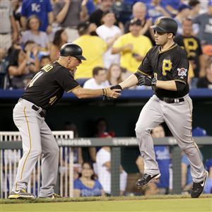 Pirates' Jordy Mercer exits with sore knee