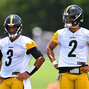 Russell Wilson #3 mira junto a Justin Fields #2 de los Pittsburgh Steelers durante el entrenamiento de temporada baja de los Pittsburgh Steelers OTA en UPMC Rooney Sports Complex el 6 de junio de 2024, en Pittsburgh, Pensilvania.