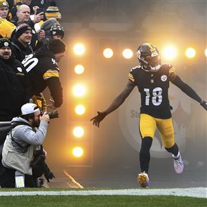 Pittsburgh, Pennsylvania, USA. 11th Dec, 2022. December 11th, 2022  Pittsburgh Steelers wide receiver George Pickens (14) upset during  Pittsburgh Steelers vs Baltimore Ravens in Pittsburgh, PA. Jake  Mysliwczyk/BMR (Credit Image: © Jake