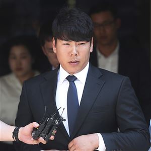 Pirates infielder Jung Ho Kang leaves the Seoul Central District Court in Seoul, South Korea, on Thursday. A South Korean court upheld a suspended prison sentence for Kang over a drunken driving conviction, a ruling that may complicate his plans to rejoin the team for the baseball season.