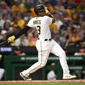 Reynolds' 3 RBIs, great catch lead Pirates over Giants 9-4, back over .500