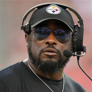 Pittsburgh Steelers offensive tackle Dan Moore Jr. (65) shuffles for the  play during an NFL football game against the Cincinnati Bengals, Sunday,  Nov. 28, 2021, in Cincinnati. (AP Photo/Emilee Chinn Stock Photo - Alamy