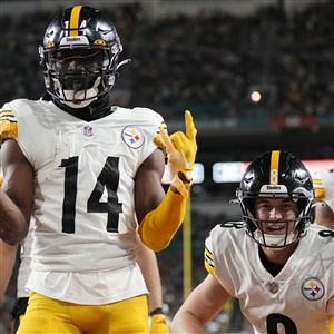 October 03, 2021: Pittsburgh Steelers wide receiver Diontae Johnson (18)  scores on a 45 yard touchdown pass during the NFL football game between the  Pittsburgh Steelers and the Green Bay Packers at Lambeau Field in Green  Bay, Wisconsin. Darren