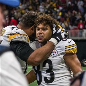 Steelers TE Pat Freiermuth is using a Riddell Axiom with an AXIOM