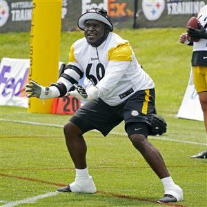 PITTSBURGH, PA - SEPTEMBER 26: Pittsburgh Steelers center Kendrick Green  (53) looks on during the ga