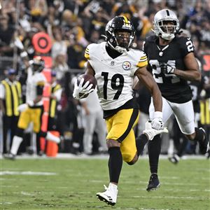 Kenny Pickett, George Pickens, Calvin Austin III wear #Steelers jersey for  first time