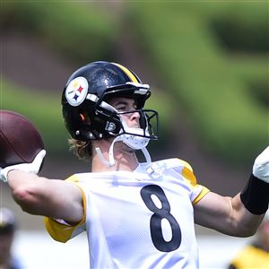 Pittsburgh Steelers quarterback Kenny Pickett (8) puts his helmet on at the  start of practice at NFL football training camp in Latrobe, Pa., Thursday,  Aug. 18, 2022. (AP Photo/Keith Srakocic Stock Photo - Alamy