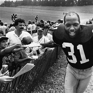 FILE - Pittsburgh Steelers Donnie Shell (31) eyes a loose ball