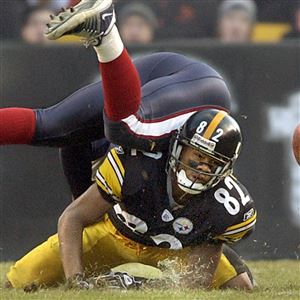 Pittsburgh Steelers wide receiver Antwaan Randle El (82) can't get to the  ball on a pass in the NFL football game between the Pittsburgh Steelers and  the Cleveland Browns, Sunday, Oct. 17