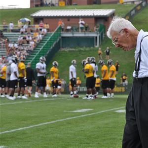 Tearful Joe Greene says goodbye to Dan Rooney