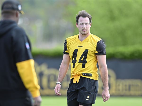 Inside linebacker Carson Bruener goes through a drill at Steelers minicamp at UPMC Rooney Sports Complex on the South Side on Friday, May 9, 2025.   