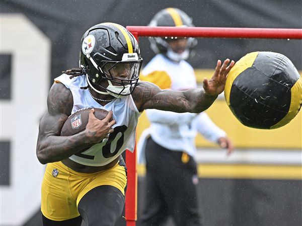 Rookie running back Kaleb Johnson (20) runs a drill at Steelers Minicamp at the UPMC Rooney Sports Complex on the South Side on Wednesday May 28, 2025.