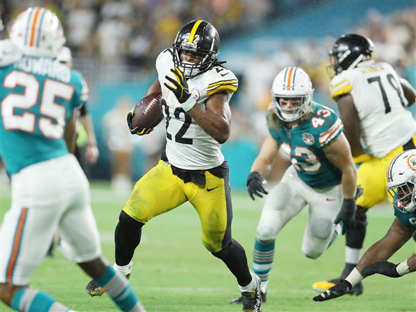 Miami Gardens, Florida, USA. 23rd Oct, 2022. October 23rd, 2022 Pittsburgh  Steelers running back Najee Harris (22), Pittsburgh Steelers wide receiver  George Pickens (14), and Pittsburgh Steelers wide receiver Diontae Johnson  (18)