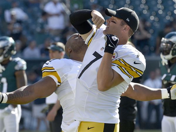 James Harrison rocking a Ben Roethlisberger jersey at Steelers' camp