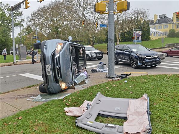Pittsburgh City Police work an accident scene at the intersection of Fifth and Shady Avenue Thursday, October 12, 2017 in Point Breeze. (Pam Panchak/Post-Gazette)