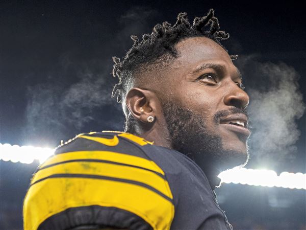 Antonio Brown posts photo in 49ers jersey with Jerry Rice