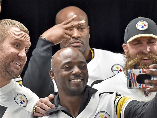 James Harrison rocking a Ben Roethlisberger jersey at Steelers' camp