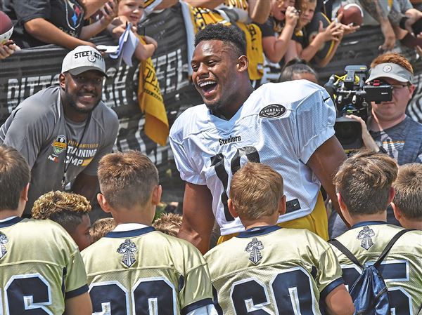 JuJu Smith-Schuster visited store to sign his jersey for a lucky fan