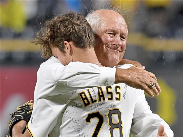 Former Pittsburgh Pirates starting pitcher Steve Blass, makes a ceremonial  first pitch during a pregame retirement ceremony for the 1971 World Series  champion and team broadcaster before the baseball game between the