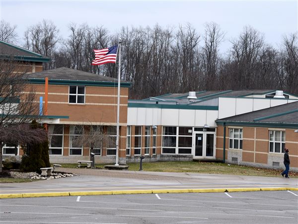 Exterior of Sto-Rox Elementary School.