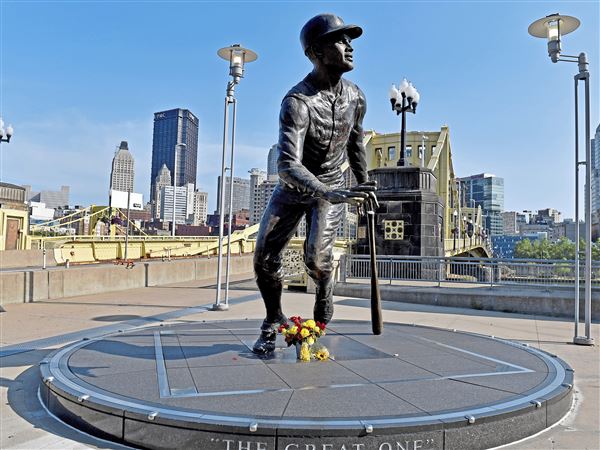 Roberto Clemente Statue, Pittsburgh Editorial Stock Image - Image of penn,  buildings: 175118119